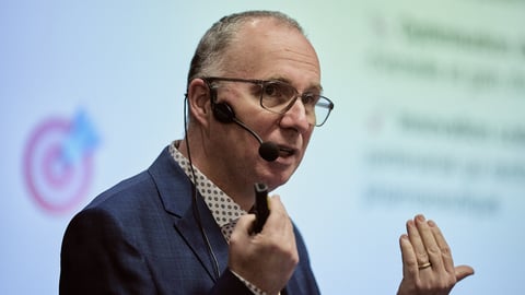 Denis Lebel lors de sa conférence à la Faculté de pharmacie de l'UdeM. (crédit: Christian Brault)