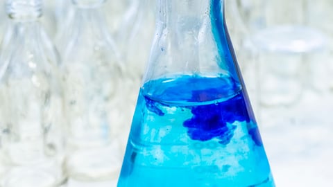 Une solution de bleu de méthylène manipulée en laboratoire.