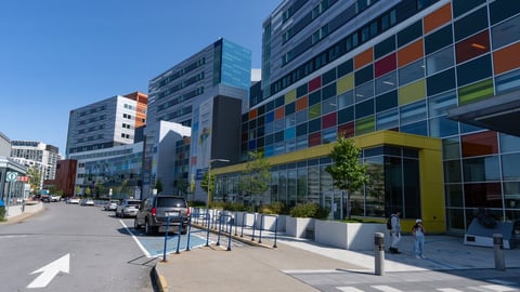 Des patients du CUSM atteints d’un adénocarcinome canalaire pancréatique, d'un cancer du poumon non à petites cellules ou d'un cancer du sein seront les premiers au Canada à tester l’innocuité et l’efficacité de la nouvelle thérapie. PC/Christinne Muschi