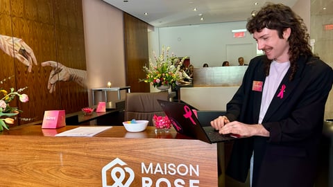 Un bénévole de la FCSQ à l'accueil de la Maison Rose. (crédit: A.Bouitcha)