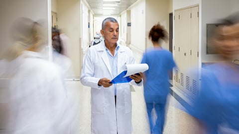 Médecin dans un couloir d'hôpital