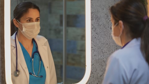 Médecin qui se regarde dans un miroir