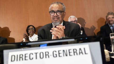 Tedros Adhanom Ghebreyesus, directeur général de l'OMS, applaudit alors que les pays membres approuvent un accord pour lutter contre les futures pandémies au siège européen des Nations unies à Genève, en Suisse, le mardi 20 mai 2025. (Magali Girardin/Keystone via l'AP)