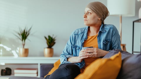 Une jeune femme atteinte d'un cancer. 