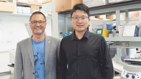 Les travaux du docteur André Veillette et de l'étudiant Jiaxin Li représentent une percée importante dans le domaine de l'immunothérapie. (Photo: IRCM)