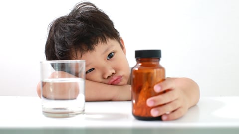 Enfant malade comprimes à prendre