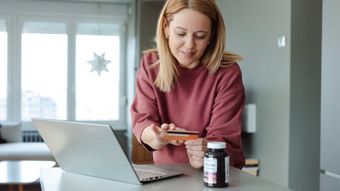 Une femme achète des médicaments ou des produits de santé sur internet