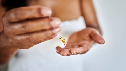 Une femme utilise de l'huile essentielle