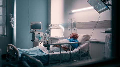 Un patient âgé est hospitalisé