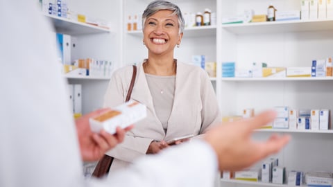 Une patiente souriante à la pharmacie
