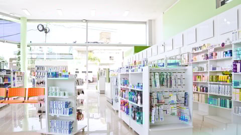 Une pharmacie communautaire vide