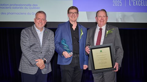Le Président de l'Ordre Jean-François Desgagné (à gauche), les pharmaciens Ghislain Bérard (au centre), récipiendaire du prix Innovation, et François Paradis (à droite), récipiendaire du prix Louis-Hébert / crédit: Cosmos Image