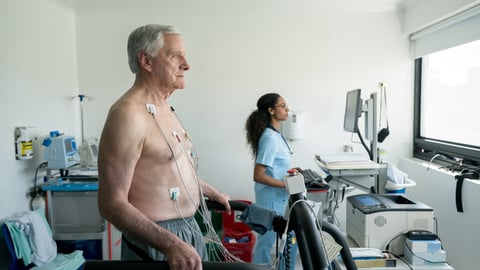 Un homme âgé passe un test d'effort maximal à l'hôpital