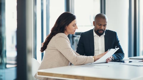 Une avocate donne des conseils à son client