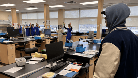 Un acteur étudiant feint de cambrioler une pharmacie au St. Clair College. (Photo Rich Gorton)