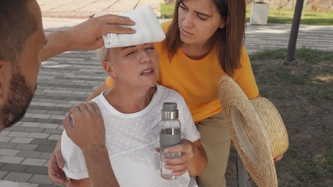 Une femme souffre d'un coup de chaleur.