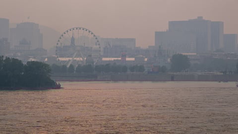 La fumée provoquée par les feux de forêt au Canada visibles à Montréal en 2023.