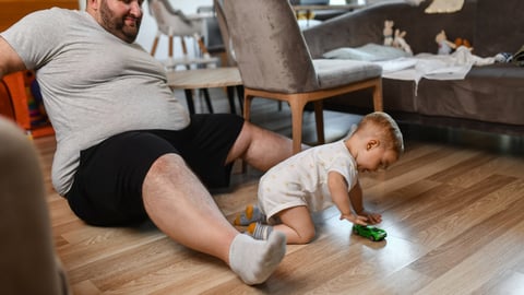Un père obèse et son bébé