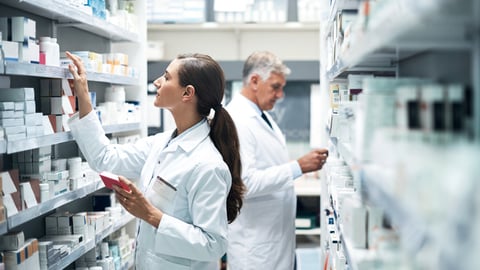 Deux pharmaciens en officine cherchent des médicaments