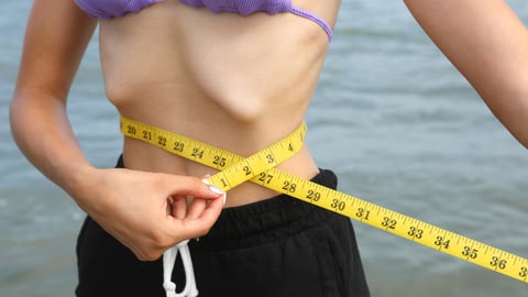 Adolescente maigre qui mesure son tour de taille
