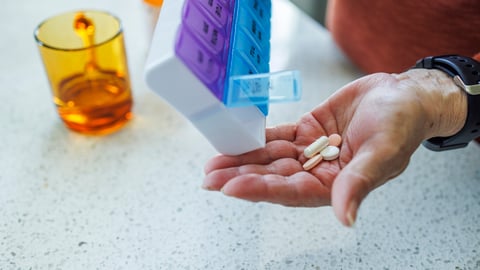 Aîné qui prend des médicaments