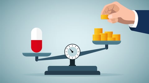 Une balance avec des médicaments et de l'argent