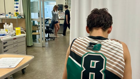 Un jeune athlète pris en charge à la clinique de la Centrale santé des Jeux du Québec à Trois-Rivières (crédit: Anaïs Bouitcha)