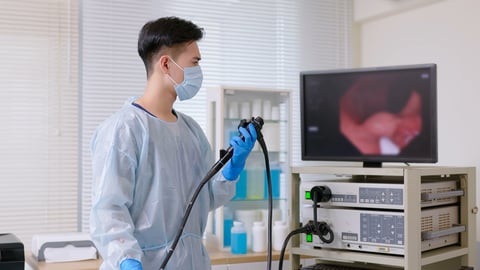 Un médecin réalise une coloscopie
