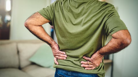 Un homme souffre de douleurs lombaires