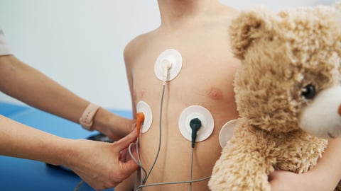 Un enfant fait un électrocardiogramme (ECG).