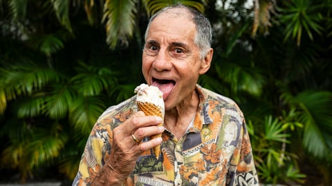 Un homme âgé mange une crème glacée