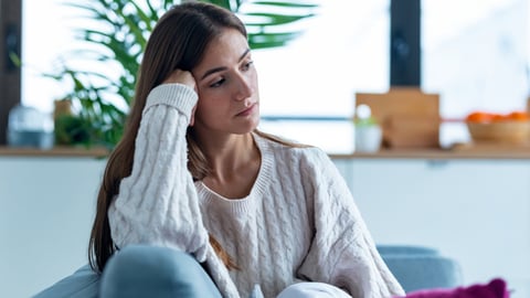 Une jeune femme est préoccupée