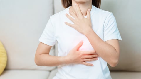 Une femme atteinte de dysfonction œsophagienne