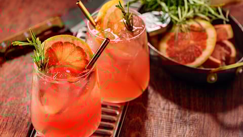 Deux verres de cocktails avec ou sans alcool