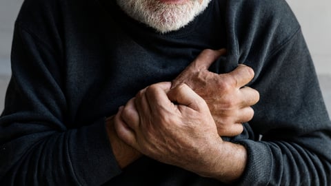 Un homme âgé souffre d'un malaise cardiaque