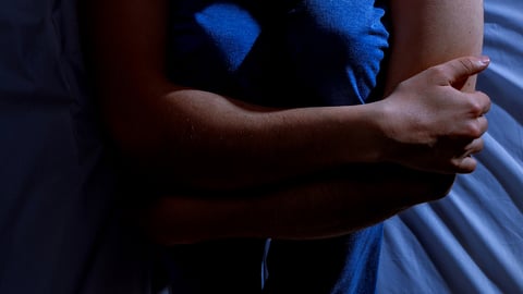 Homme assis éveillé dans son lit