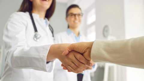 Médecin et patient se serrent la main