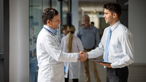 Médecin serre la main à un représentant pharmaceutique