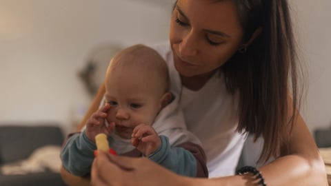Une mère donne à manger à son bébé.