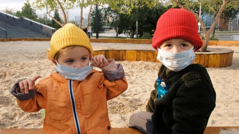 Enfants avec masques