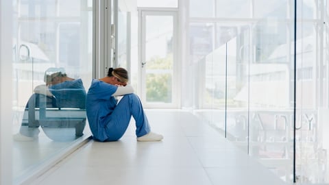 Un membre du personnel de la santé semble accablé par le stress et l'épuisement professionnel.