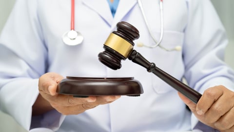 Médecin avec un maillet de justice