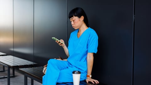 Médecin fatiguée au téléphone