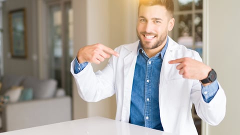 Médecin qui se vante