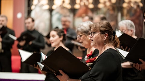 Personnes chantant dans une chorale. 