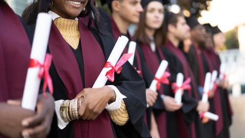 Des étudiants viennent d'obtenir leur diplôme de leur école.