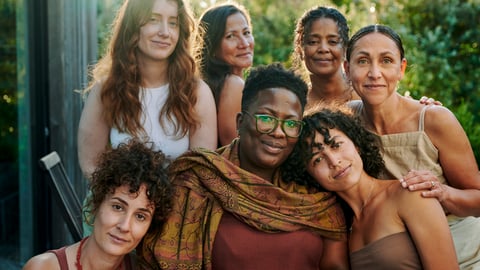 Un groupe de femmes de différents âges et origines ethniques.