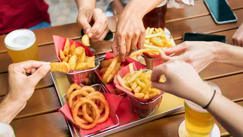 Des amis partagent des aliments ultratransformés. Crédit photo: Photology1971/Getty Images