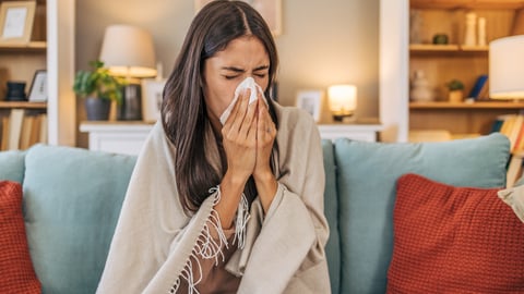 Jeune femme aux prises avec la grippe. Crédit: milorad kravic/Getty Images 