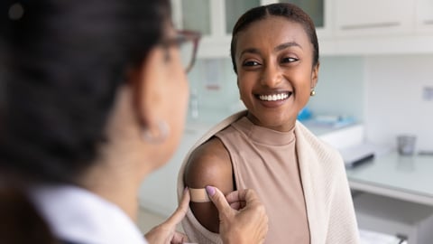 Une jeune femme reçoit un vaccin. Crédit photo: fizkes/ Getty Images